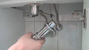 Wenn das wasser im waschbecken in küche oder bad schlecht abläuft, ist meistens der abfluss­ bzw. Abfluss Reinigen In 5 Schritten Gegen Die Verstopfung In Wohnen Ratgeber Diybook At