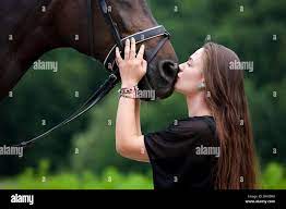 Femme baiser par un cheval Banque de photographies et d'images à haute  résolution - Alamy