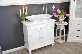 Liebevoll Aufgearbeitete Antike Badmobel Im Landhaus Vintage Und Shabby Chic Stil Jetzt Endecken Und Online Best Badezimmer Landhaus Badmobel Landhaus Haus