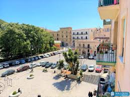 Sito a palermo, a pochi passi dal centro commerciale forum, posto al 4° piano servito da. Soluzioni Immobiliari Palermo Nella Splendida Piazza Marina 4 Vani Serv