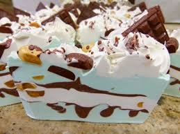 Gateau Au Savon A La Menthe Et Aux Pepites De Chocolat In 2020 Soap Cake Dessert Soap Handmade Soaps
