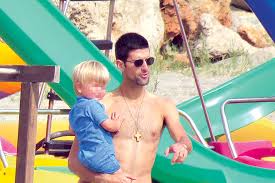 Iskrene poruke teniskog virtuoza prenosimo u celosti u kojima bez kočnica otkriva šta ga muči nakon najsrećnijeg trenutka u njegovom životu. Video Noletov Prvenac Slavi RoÄ'endan Stefan Ä'okovic Puni Tri Godine Krenuo Je Tatinim Stopama Raznezicete Se