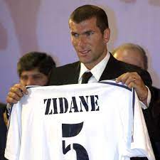 Zidane llegó sobre las 11 horas a valdebebas para despedirse de todos y una hora después llegó el comunicado del real madrid. Primera Division Real Madrid Macht Mit Trikot Von Zinedine Zidane Kasse