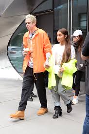 The saturday night live star, 27, revealed that he is in the process of removing his ink. Ariana Grande Y Su Novio Pete Davidson Han Roto