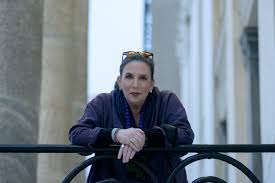 Πίστευε ότι δεν έχει πάρει το χάρισμα από κανέναν από τους γονείς της, όμως μετά τον θάνατο του πατέρα της βρήκε ποιήματα που έγραφε. Nikolakopoyloy 40 Karatiwn H Spoydaia Stixoyrgos Xtypa Me Fragkoylh Perrh Sto Dhmotiko 8eatro Peiraia Enothtes Media Real Gr