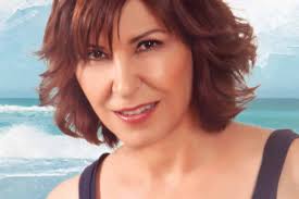 Η Κωνσταντίνα τραγουδά για «Μια Ελλάδα Φως» στο Κηποθέατρο Παπάγου