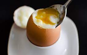 Telur rebus setengah matang dan roti panggang khas malaysia merupakan sajian sarapan yang populer di malaysia dan singapura. Wahhh Ini Cara Rebus Telur Kuningnya Separuh Masak Tak Keras