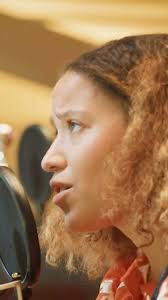 🎶 @catherinemusic leading the full house at @smallhalls with her song  “Waiting for a Miracle”