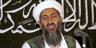 A film tanúsága szerint együtt, egy szobában nézték végig, ahogy a repülők a tornyoknak ütköznek, majd ezek után a bin laden család beruházást eszközölt az egyik védelmi alapjukba. Mutter Von Osama Bin Laden Er War Ein Sehr Gutes Kind