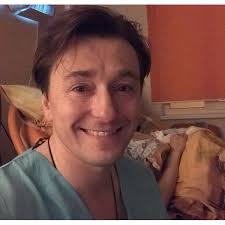 Безруков бездарность,теперь жена,хоть и еврейка,но будет давать зарабатывать на хлеб с маслом.а ирина ливанова это его мамочка,которая пестовал и помогала грызть актерский подиум! U Sergeya Bezrukova Rodilsya Syn Vokrug Tv