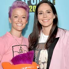 Born july 5, 1985) is an american professional soccer player who plays as a winger and captains ol reign of the national women's soccer league (nwsl), as well as the united states national team.winner of the ballon d'or féminin and named the best fifa women's player in 2019, rapinoe won gold with the national team at the 2012 london summer. Why Megan Rapinoe And Sue Bird Are Happy To Be Everyone S Couplegoals E Online Deutschland