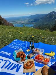 Vom walchensee durch den kesselberg getrennt liegt der kochelsee mit der großen gemeinde kochel am see. Wanderung Zum Herzogstand Am Walchensee Kochelsee In Bayern