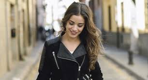 Mieux vaut éviter les blonds qui font alors assez artificiels, sauf si c'est bien évidemment le look qui est recherché ! Quelle Couleur De Cheveux Choisir Quand On Est Brune Cosmopolitan Fr