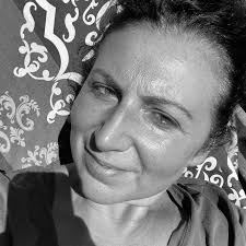 Ci risiamo: tre anni fa Eleonora Brigliadori, indimenticata protagonista  del film “Rimini Rimini” con Gigi e Andrea, aveva la possibilità di parlare  ai telespettatori RAI, dall'alto della sua competenza immunologica, sulla  correlazione