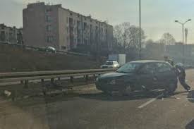 Podczas manewru zmiany pasa doszło do zderzenia dwóch samochodów. Katowice Na Dts Zderzyly Sie 4 Samochody Miasto Tonie W Korkach Zdjecia Slask Super Express