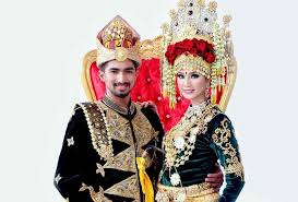 Selain bahasa daerah, pakaian adat juga merupakan identitas kebanggaan nasional atau jati diri suatu daerah. 7 Pakaian Adat Aceh Baju Tradisional Akulturasi Budaya Melayu Dan Islam