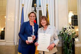 Der obere ist schwarz, der untere gelb. Weitere Auszeichnung Brigitte Voster Alber Erhalt Die Wirtschaftsmedaille Des Landes Baden Wurttemberg Geze Gmbh Pressemitteilung Pressebox