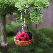 Marienkafer Sind Harte Arbeiter In Ihrem Garten Pflanzen Von Lastigen Blattlausen Zu Befreien Da Schei Nature Crafts Christmas Decorations Christmas Ornaments