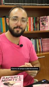 Chimamanda Ngozi Adichie lê trecho do livro "Americanah"