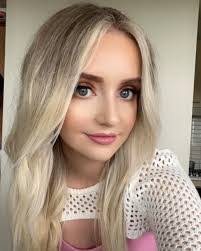 Robyn Day's Instagram, Twitter & Facebook