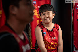 They came to see the show at Ho Xuan Huong Arena. Elijah Weaver & Võ Kim  Bản delivered. ———— Gọi Bản là tiều phu, một tay đốn gục đối thủ, một tay