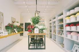 5 Tips For A Diy Flower Centerpiece Home Decor Singapore In 2020 Flower Shop Design Flower Shop Decor Flower Centerpieces Diy