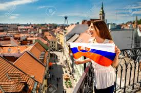 Si miramos el ranking de turistas vemos que es el 88º país del mundo por recepcion de turistas. Turista Femenino Joven Que Sostiene La Bandera De Eslovaquia En La Ciudad De Bratislava La Promocion Del Turismo En Eslovaquia Fotos Retratos Imagenes Y Fotografia De Archivo Libres De Derecho Image 58101453