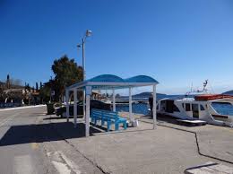 Στην περιοχή έχουν μεταφερθεί πυροσβεστικές δυνάμεις τόσο από τη φωκίδα όσο και από την ευρύτερη περιοχή προσπαθώντας να ανακόψουν την πορεία της φωτιάς. Eg Sta8mos Anaxwrhshs Gia Trizonia Limani Fwkida Dwrida