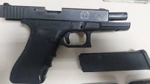 Ecko teve prisão preventiva decretada em fevereiro de 2019. Arma Com Brasao Da Policia De Miami E Apreendida Com Miliciano No Rj Diario Do Rio De Janeiro