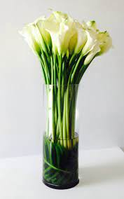 Simple White Calla Lily Arrangement Flower Arrangements Diy Floral Art Arrangements White Floral Arrangements