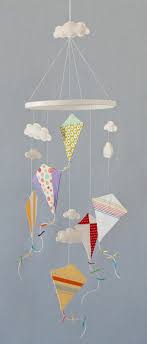 Mobile Selbst Basteln Drachen Und Wolken Aus Watte Weihnachten Basteln Tonkarton Selber Basteln Kinderzimmer Deko Selber Machen