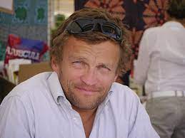 After completing his schooling rufin studied in paris on the one hand at the pitie salpetriere medicine and also at the institut d' études politiques, one of the. Sylvain Tesson Victime D Un Traumatisme Cranien Le Temoignage De Jean Christophe Rufin