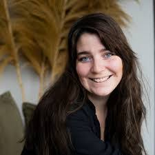 Laura Steinbach's Instagram, Twitter & Facebook