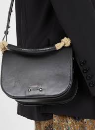Il se décline de mille façons, du raphia naturel au cuir d'inspiration rock. Soldes Sac A Bandouliere En Cuir Avec Anse En Corde Noir Vanessa Bruno Createurs Place Des Tendances
