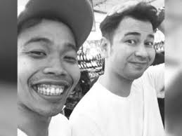 Dalam kanal youtube sule channel, dede menceritakan saat itu ada kotoran kucing di karpet dekat ruangan istri artis tersebut. Daftar Berita Hal 1642 Kanal247 Com