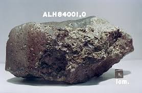 Son fragmentos de asteriodes o restos de cometas que entran en nuestra atmósfera y se desintegran parcialmente al elevarse mucho su temperatura debido al rozamiento. Meteorito Wikiwand
