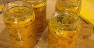 Zucca sott'olioingredienti:un kg di zuccamezzo litro di acquafacoltativo peperoncinomezzo litro di aceto di vino biancosale quanto bastaqualche foglia di all. Ragazza In Fin Di Vita Per La Zucca Sott Olio Live Sicilia