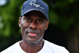 VIRAL] Black Protester Carries White Man through the Angry Crowd to Prevent  Him from Being Killed