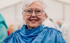 Mrs Pagoda' yn ymuno â'r Orsedd