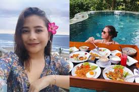 Teman baik dan housemate nayla. Liburan Bareng Pacar Ini 10 Potret Prilly Latuconsina Di Pulau Dewata