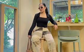 Terbaru, rachel vennya mengunggah foto bersama dengan salim nauderer. Rachel Vennya Kena Sindir Usai Makin Sering Umbar Momen Bareng Salim Nauderer Balas Menohok Begini