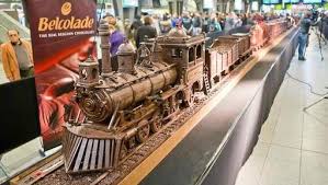 Le Plus Long Train En Chocolat Entre En Gare Du Midi A Bruxelles Chocolat Chocolat Marque Chocolat Belge