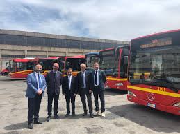 Il più breve è taxi che impiega 10 minuti. Atm 8 Nuovi Bus Per Messina Arrivano Da Vienna E Berlino Video E Foto Tempo Stretto Ultime Notizie Da Messina E Reggio Calabria
