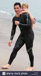 He was adopted by his stepfather, director christopher cain (born bruce c. Laden Sie Dieses Alamy Stockfoto 3 Oktober 2004 Malibu Kalifornien Usa Rufen Sie Fur Preis Superdad Dean Cain Fuhrt Sein S Dean Cain Superman Rip Curl