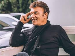 Tony t., stage name of british singer, rapper and dj neal antone dyer (born 1971) tony, a 1957 album by tony bennett t.o.n.y., a 2008 song by solange knowles; Tony Carreira Wegen Verdacht Auf Herzinfarkt Ins Hospital De Faro Eingeliefert
