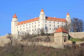 Die bewertungen des grünen reiseführers von michelin, praktische in der burg befindet sich das historische museum mit der venus von moravany, einer 25 000 jahre. Top 15 Sehenswurdigkeiten In Bratislava Placesofjuma