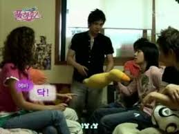 ومع التباين والاختلاف الثقافي والاجتماعي بين الأسرتين، يعم البيت سيل من المشاحنات والمفارقات. Ø§Ù„Ø­Ù„Ù‚Ø© 1 Ù…Ù†Ø²Ù„ Ù…Ù„ÙŠØ¡ Ø¨Ø§Ù„Ø­Ø¨ Full House Ù…Ø³Ù„Ø³Ù„ Ù…ØªØ±Ø¬Ù… Ù‚ØµØ© Ø¹Ø´Ù‚