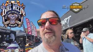 Custom Dynamics Windshield Turn signals for the 2022 Road Glide install.  #harleydavidson #roadglide