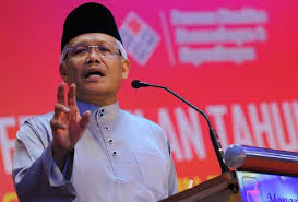 Kpdnkk Akan Pinda Dua Akta Hamzah Selama Kementerian Perdagangan Dalam Negeri Koperasi Dan Kepenggunaan Malaysia Countries Around The World Chef Jackets