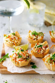 Placez Feuilles De Wonton Dans Un Moule A Muffins Reguliere Moulage Dans Les Tasses Cuire Au Four Pendant 12 A 1 Chicken Salad Wontons Recipetin Eats Recipes